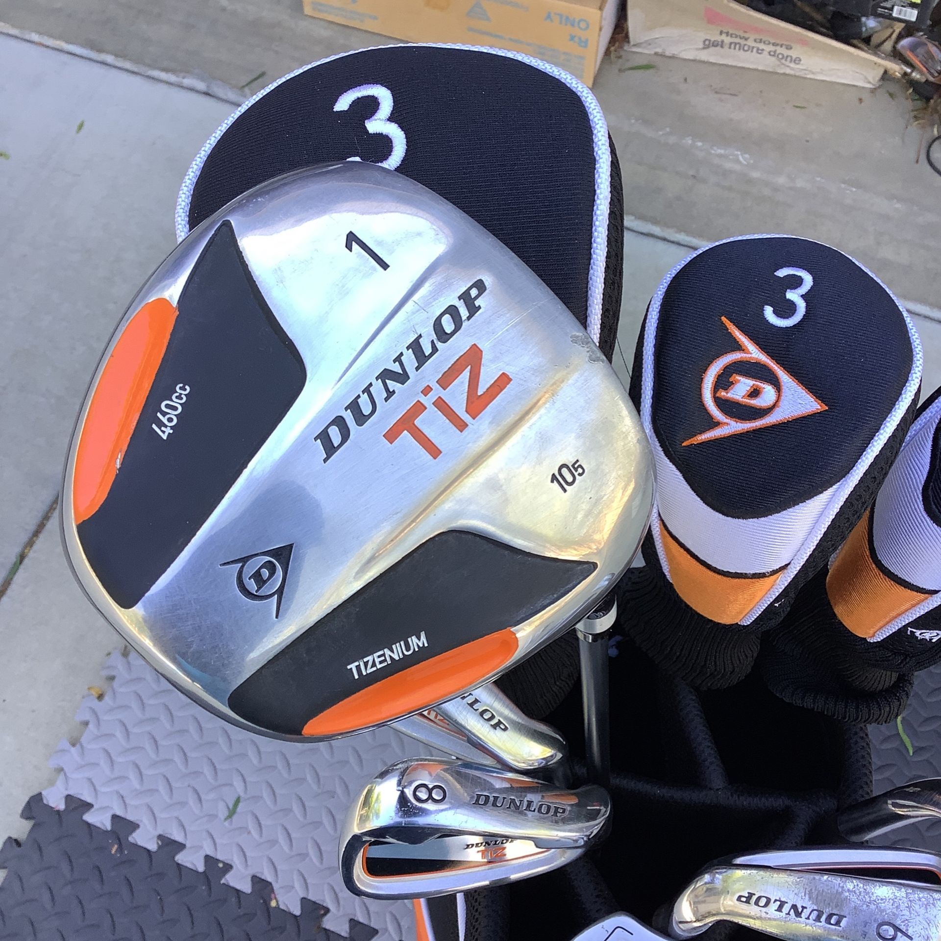 LIKE NEW DUNLOP RIGHTHAND GOLF SET NEW BAG NICE EXTRA NUMBER 1 DRIVER A DOZEN NEW GOLF BALLS.