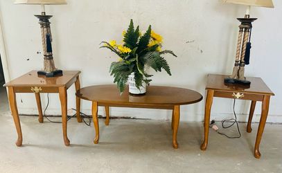 BEAUTIFUL  COFFEE TABLE AND 2 END TABLE  AND 2 LAMP  VERY GOOD CONDITION