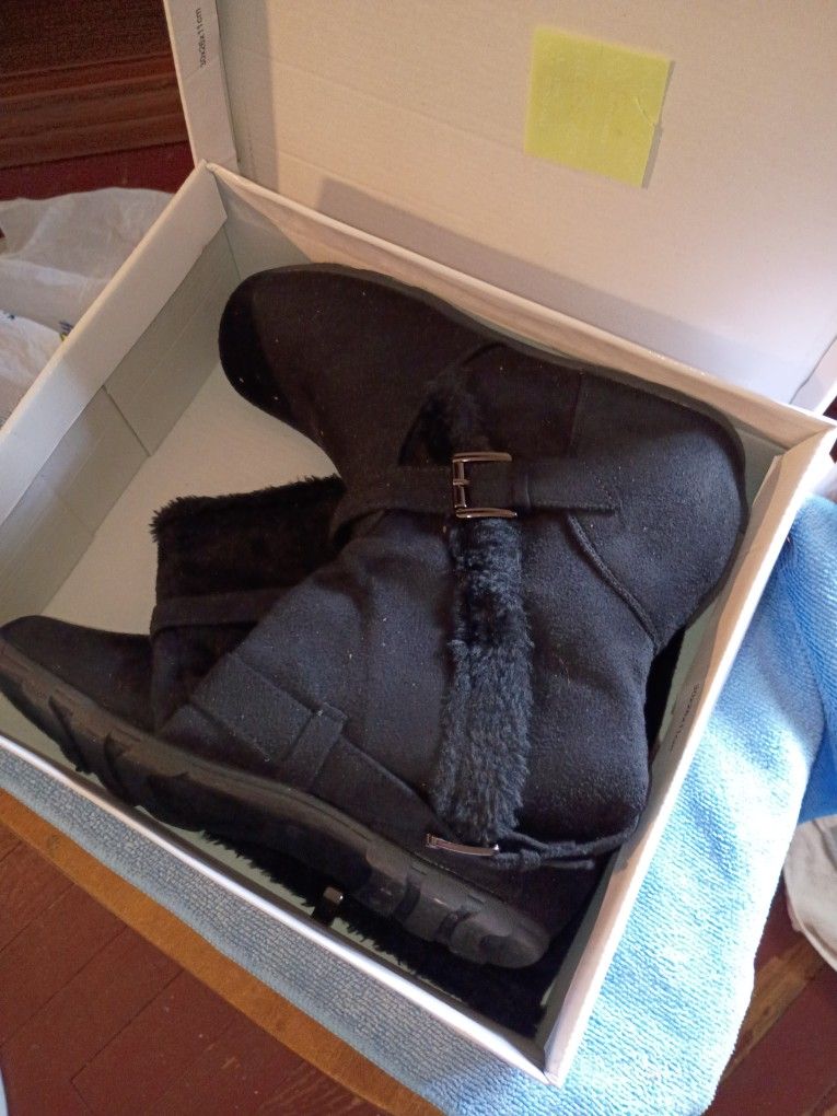 BRAND NEW WOMANS BOOTS