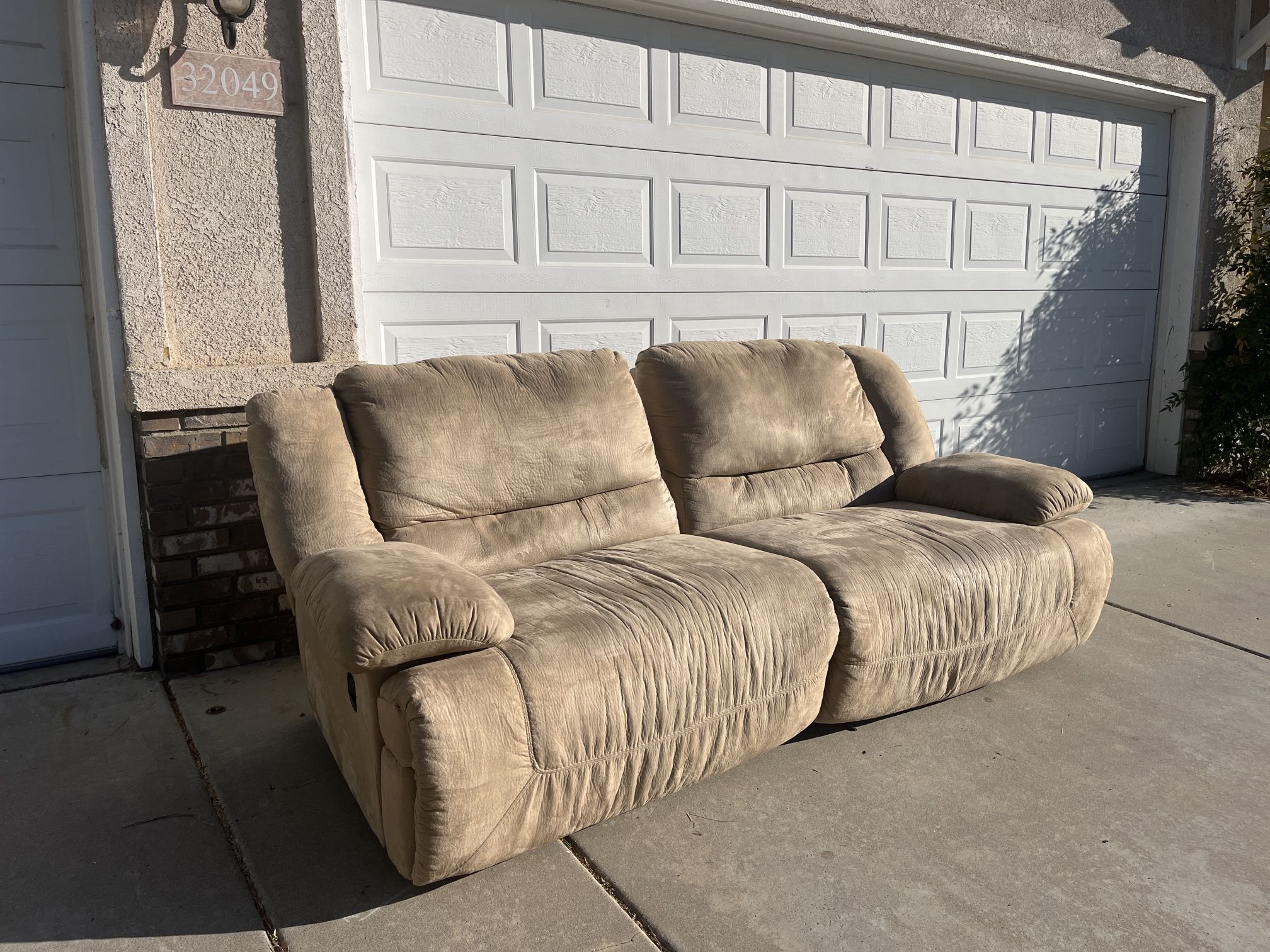 CURB ALERT Lazyboy Dual Recliner Couch Lays Flat Super Comfy
