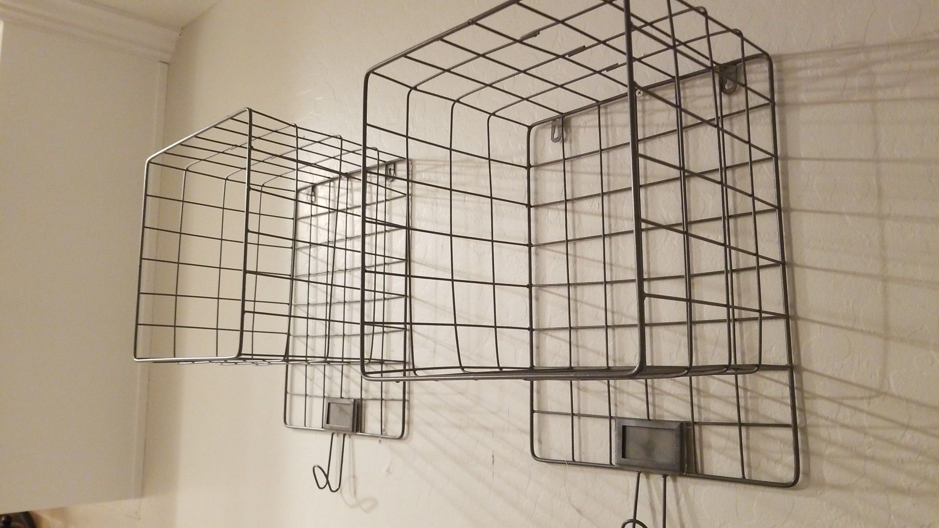 Set of 2 wall basket/shelves with bottom hook