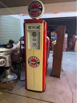 Tokeim 39 gas pump done in hudson gasoline great shape all pinstriped, no pump inside