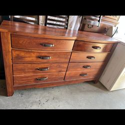 🎁BEAUTIFUL 8 DRAWER DRESSER- SOLID WOOD🎁