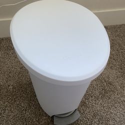 Sterilite 2.6 Gallon Trash Can