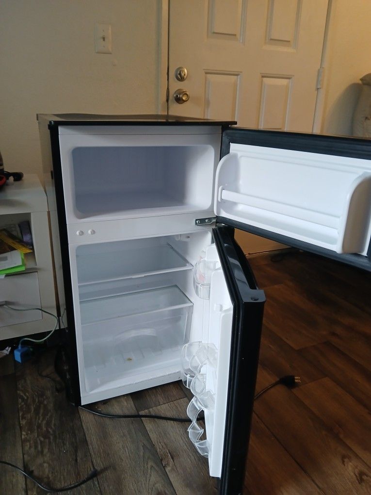 Pequeno Refrigerador De 3 Pies De Alto