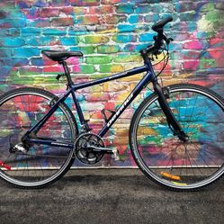 Like new! "Devinci Destination Dot 5: Like-New Bicycle with Upgraded Tires - Ready for Your Next Adventure!"