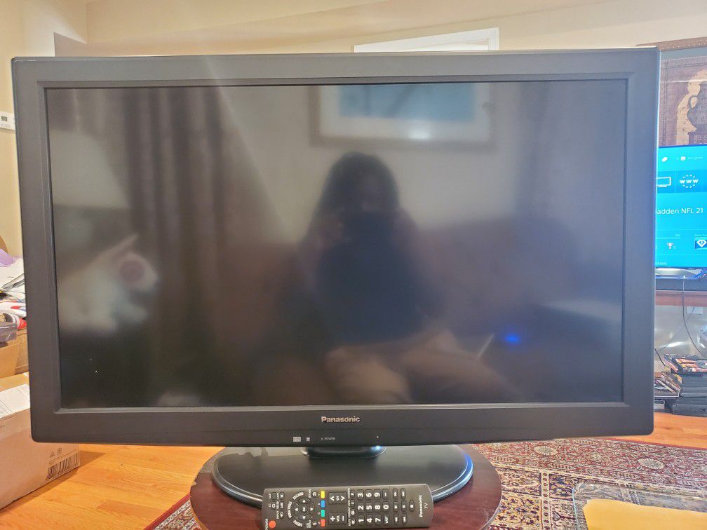 40 inch Panasonic Tv w/ remote