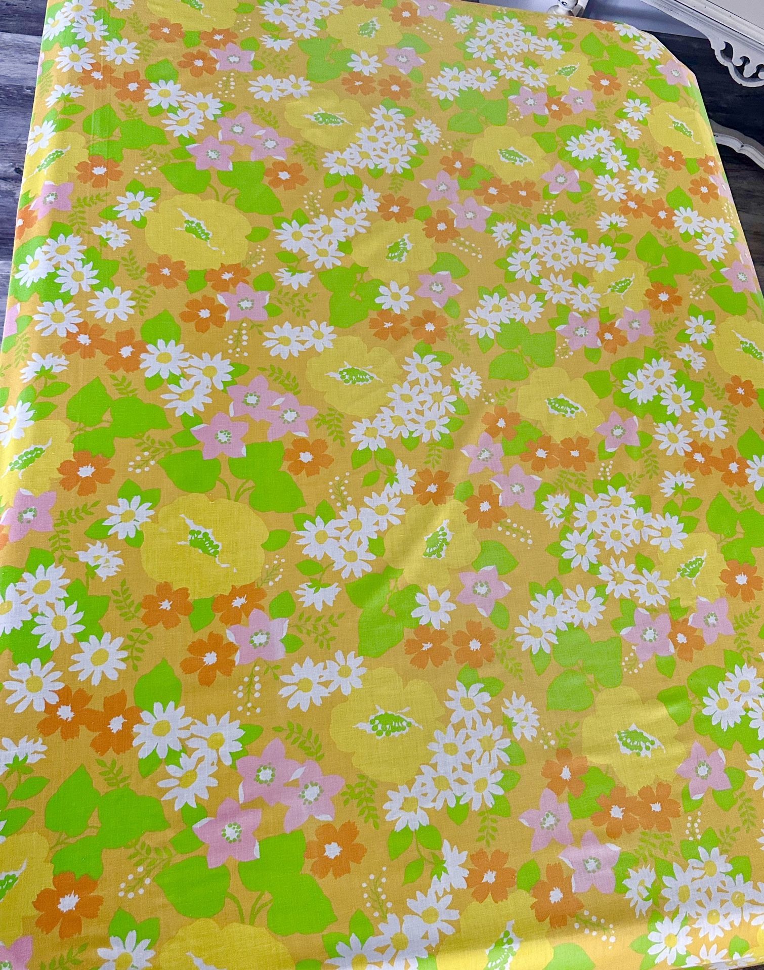 Vintage Wamsutta Superlin twin size fitted sheet 50/50 muslin. Bright groovy colors and  flower power design.  No holes, rips or stains. 