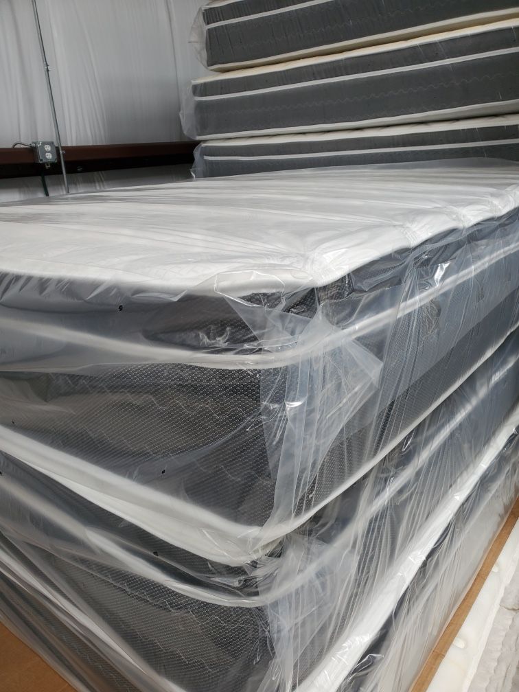 New King Size Pillow Top Mattress And Box Spring. Delivery Is Available 
