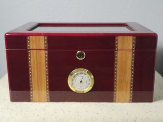 Cigar humidor
