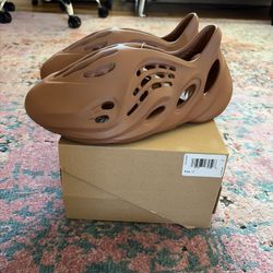 DS Adidas Yeezy Foam RNNR Clay Red