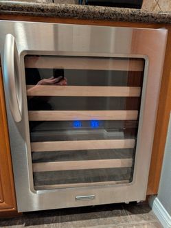 Wine refrigerator