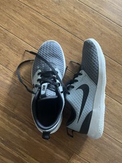 Boys Nike golf shoes. Size 4