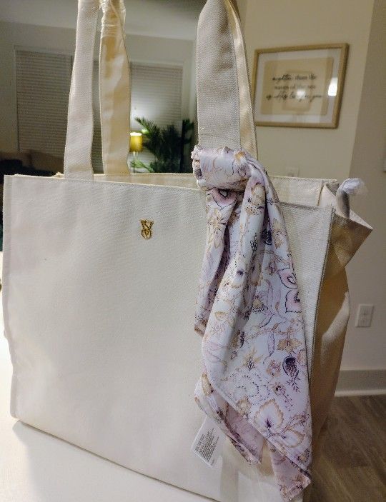 Victoria's Secret
Floral-Embossed Tote Bag