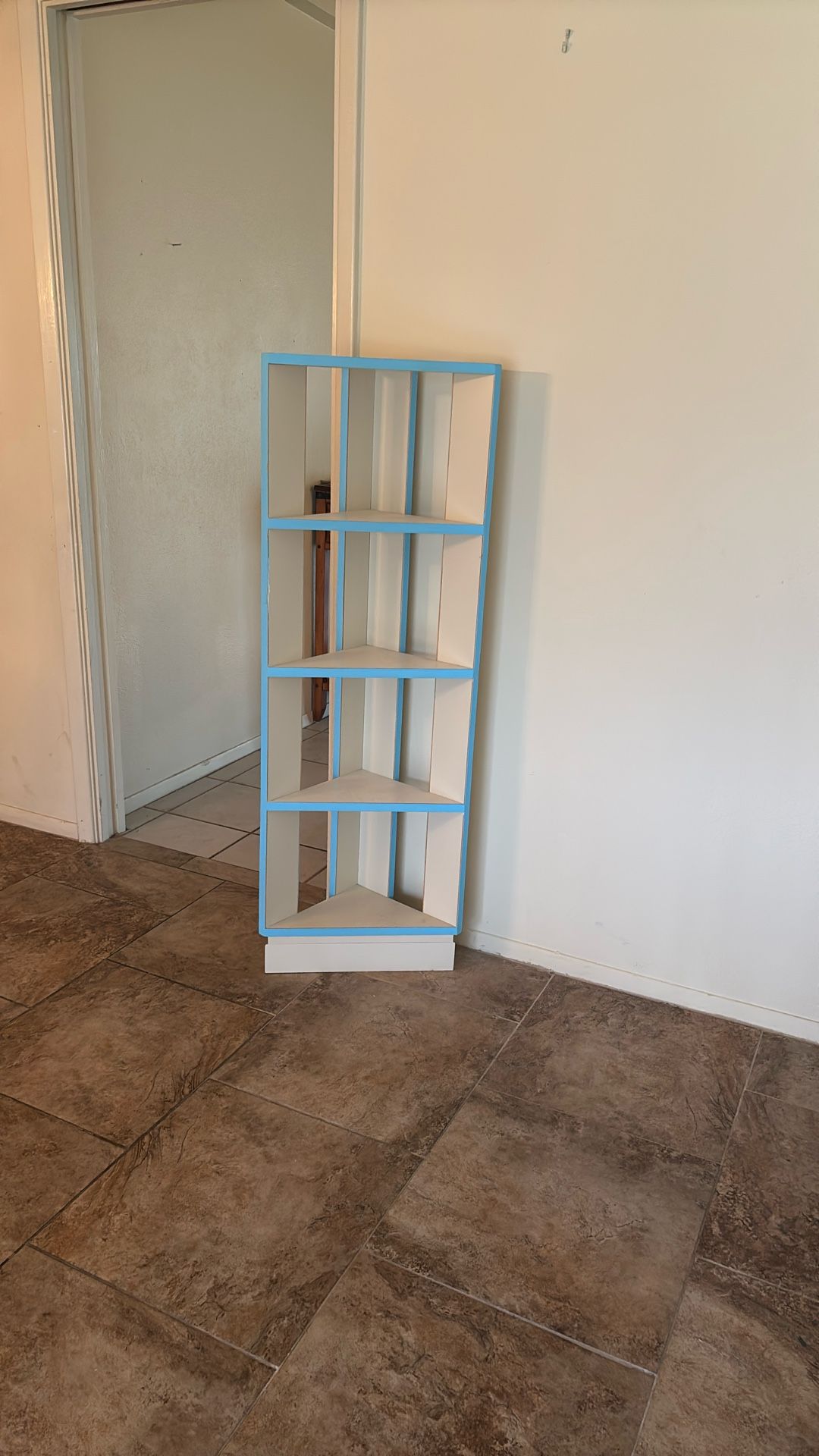 Corner shelf unit