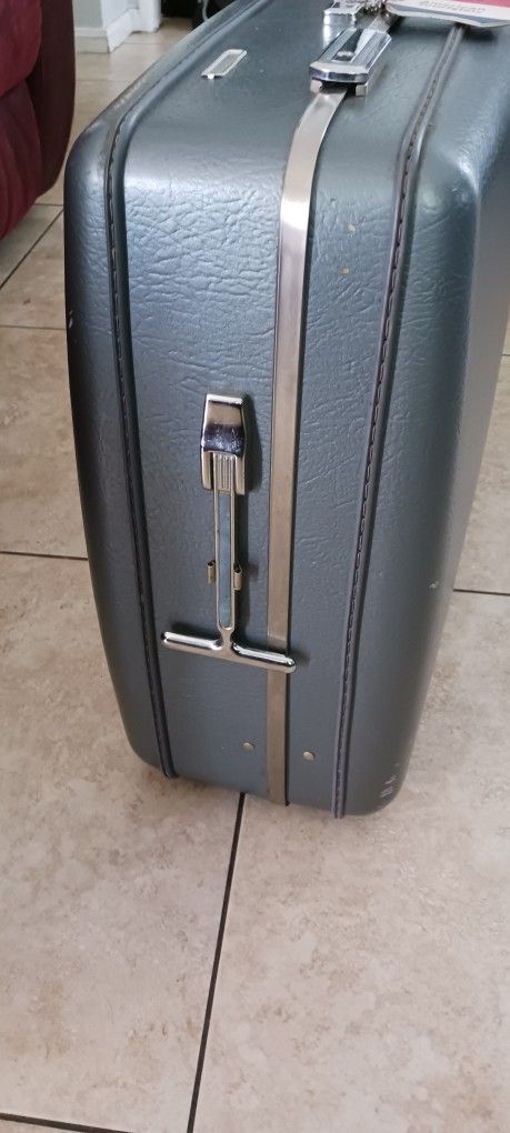 Nice and elegant American tourister hard side overnight suitcase. good Condition. 2 wheels, regular medium size