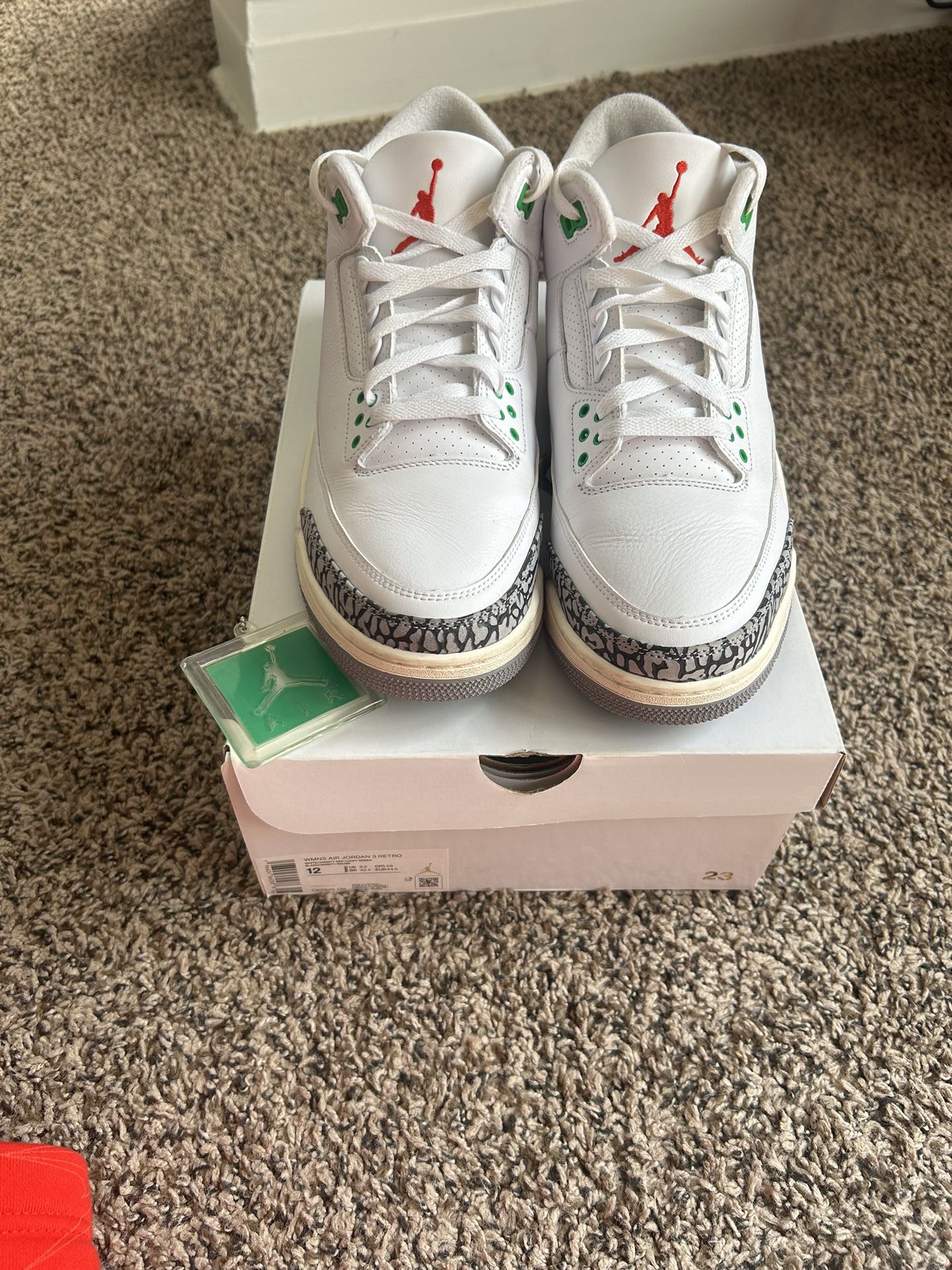 Jordan 3 Lucky Green ( Size 10.5mens/12womens)