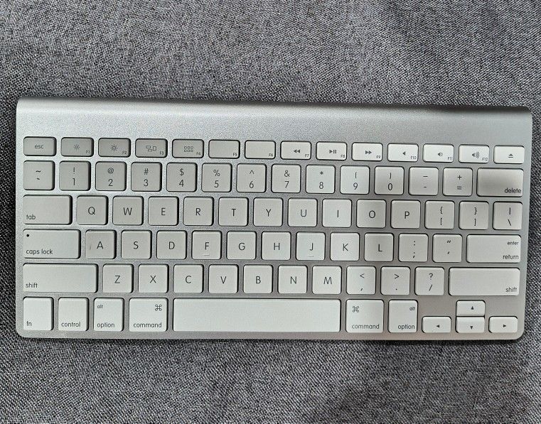 Apple A1314 Wireless Keyboard