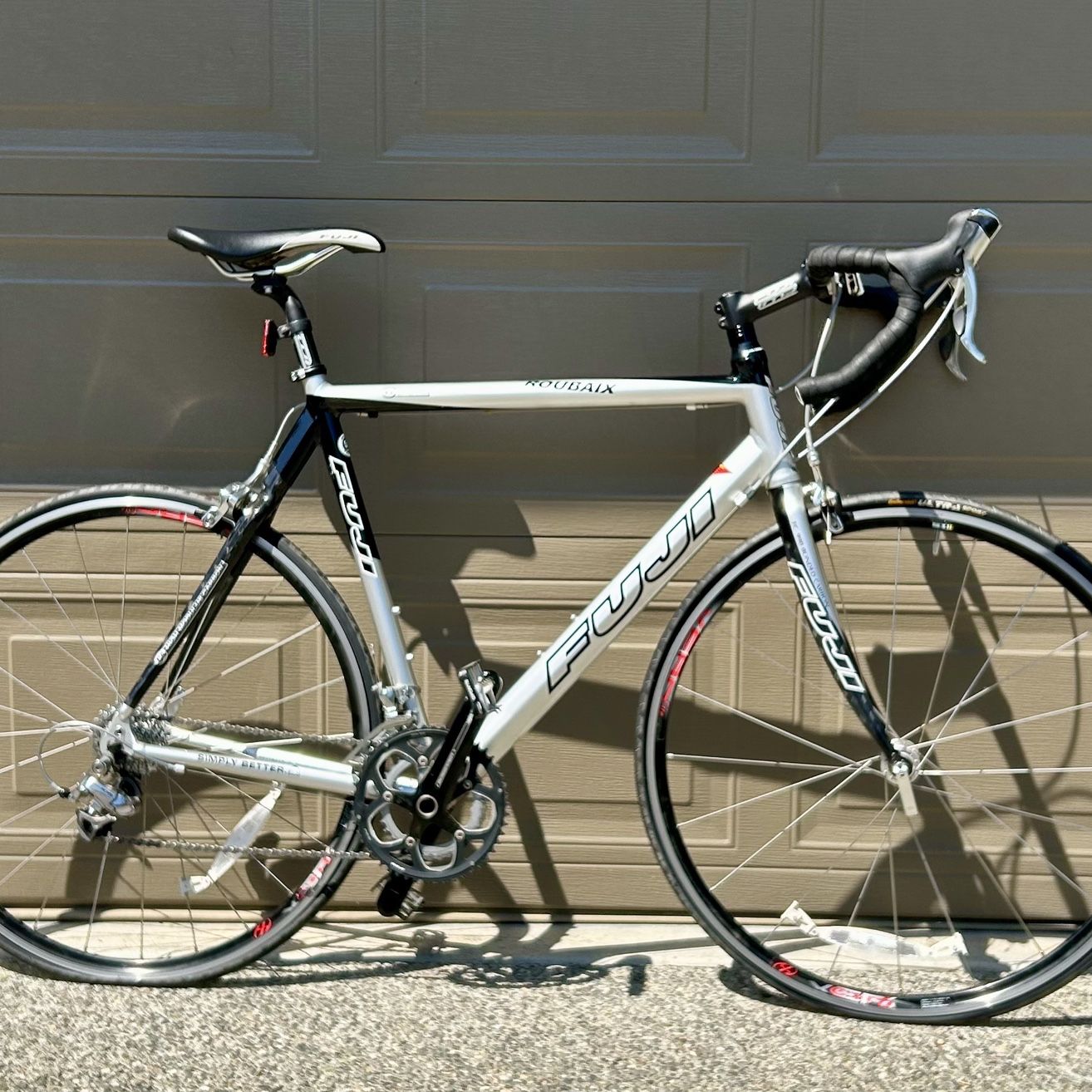 Fuji Roubaix - 58cm- Road Bike Bonded Carbon