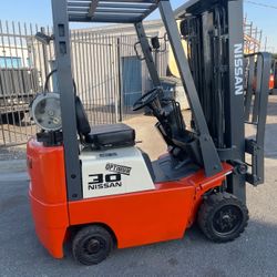 Nissan Forklift 3000 Lbs Triple Stage Side shift 