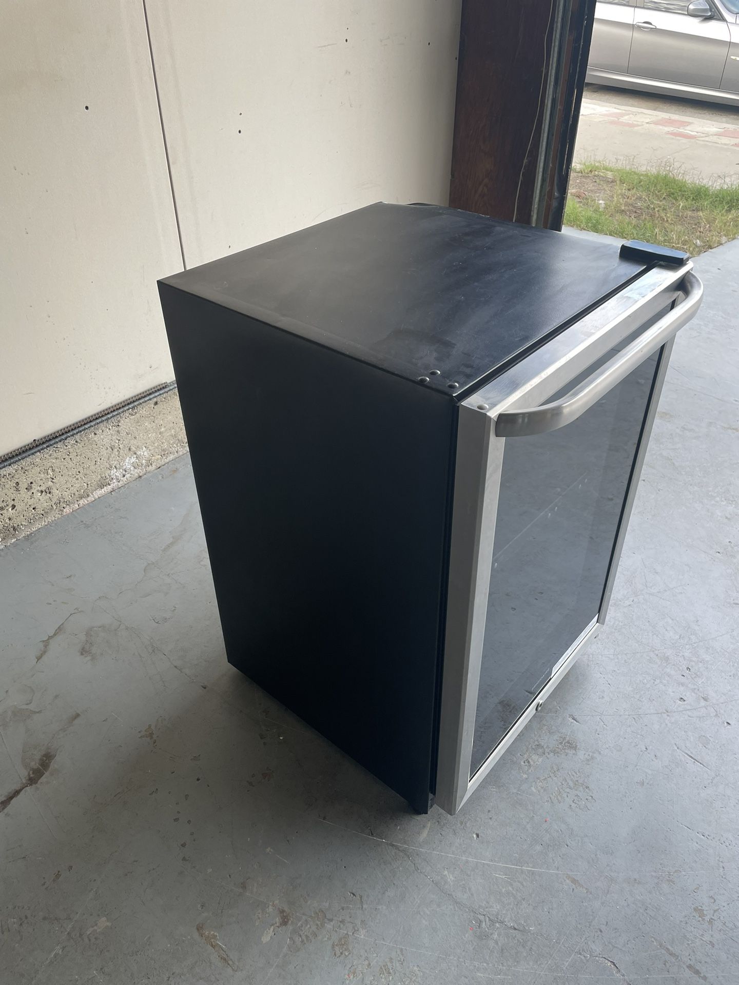 Working condition missing shelves Frigidaire 38Bottle Wine Cooler