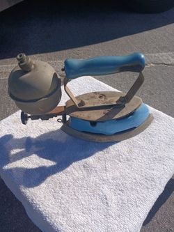 Vintage Coleman Mod 4A Gas Cloths Iron - Nice Door Stop
