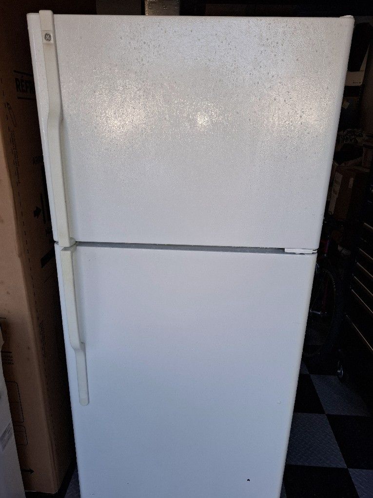 GE REFRIGERATOR WHITE