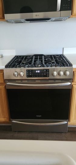Fridgidair Gallery Series Gas  Stove/Range Very Clean Like Brand New