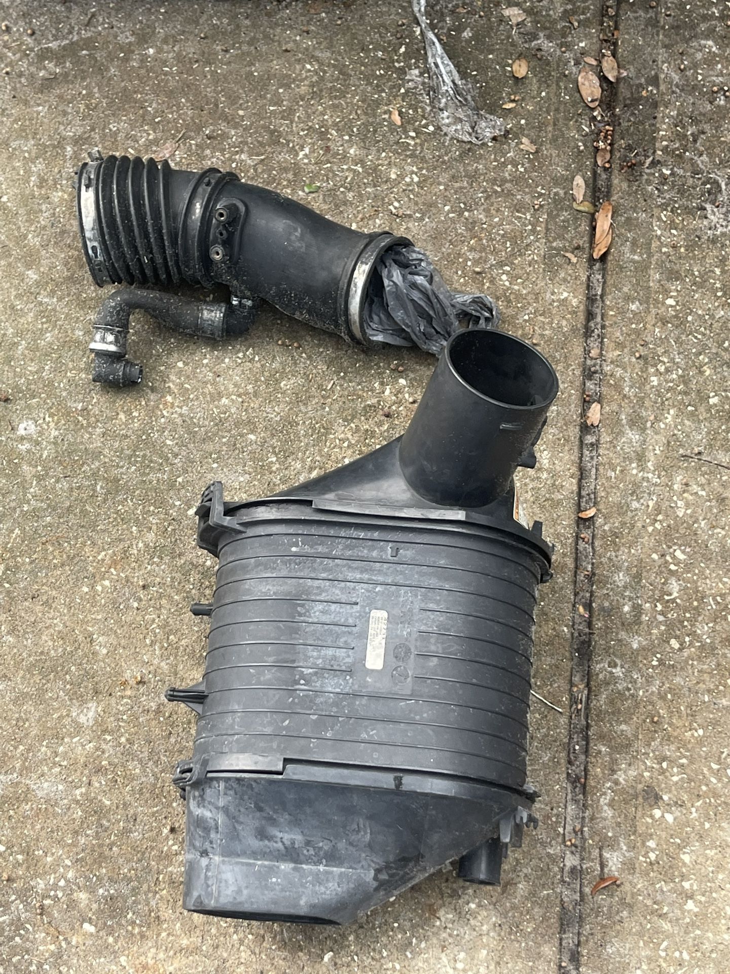 2003 F350 STOCK AIR INTAKE ASSEMBLY