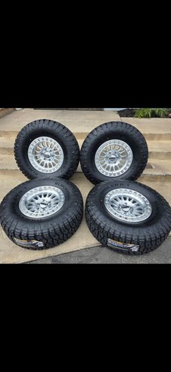 17" KMC w/ 35x12.50R17 RT tires