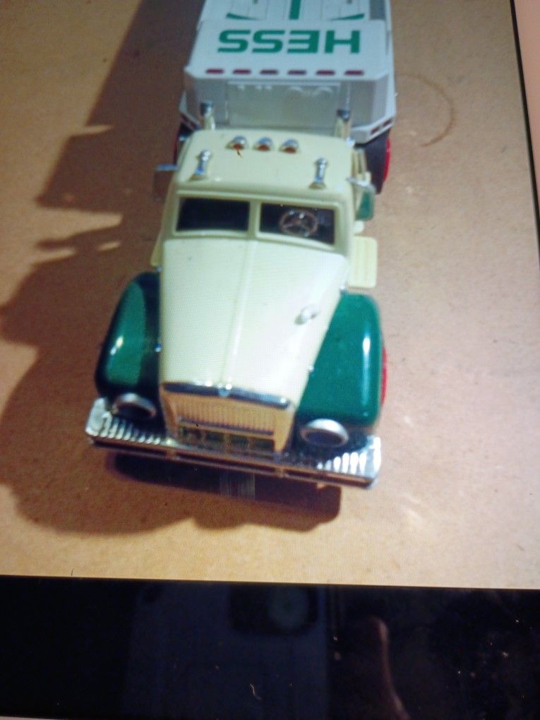 HESS VINTAGE COLLECTIBLES 2002 HESS TRUCK