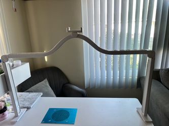 Luz de media luna para escritorio de uñas