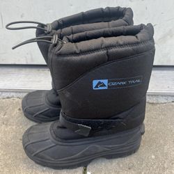 SNOW BOOTS SIZE 10