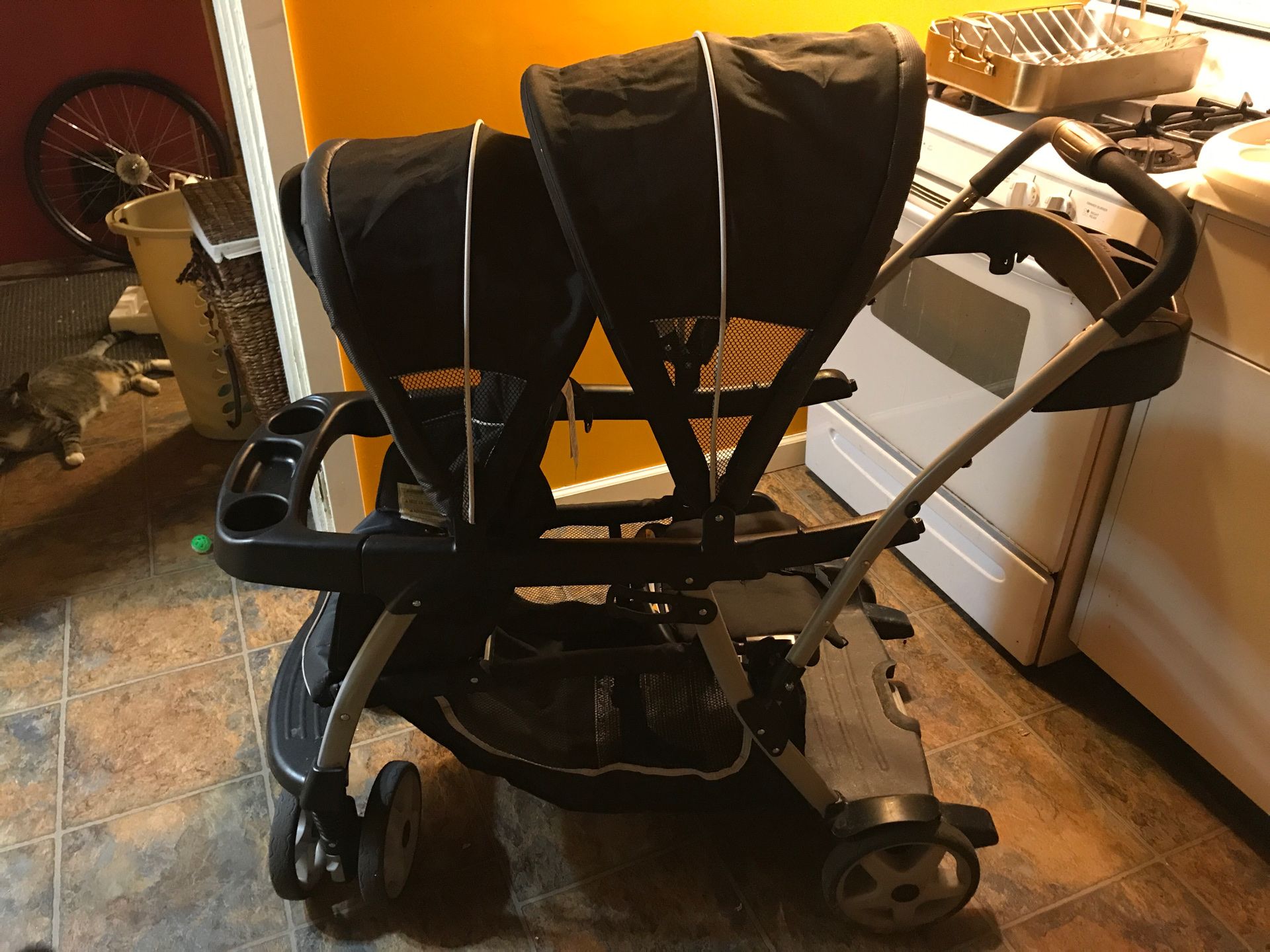 Ready 2 grow Graco double stroller converts to sit and stand