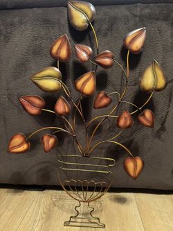 Metal wall decor 2‘8“ tall . 1‘8“ wide, 