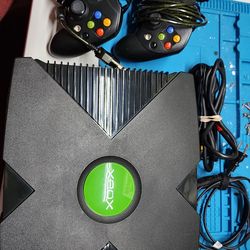 Original xbox console 2 controllers and hook ups
