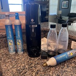 Soda Stream E Terra With 2 Extra Co2  Canisters And 2 Bottles MOVING SALE MAKE AN OFFER