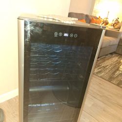 Fridgeidaire 34 Bottle Blk 19 Ininch Freestanding  Wine Cooler 