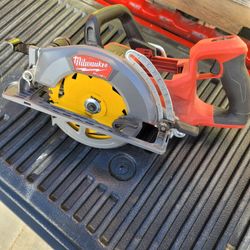 Milwaukee
M18 FUEL 18V Lithium-Ion Cordless 7-1/4 in. Rear Handle Circular Saw (Tool-Only)