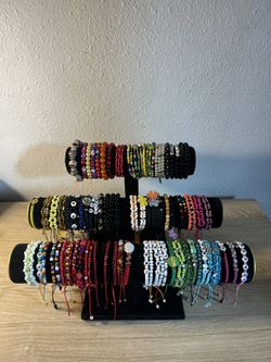 Pulseras De Hilo Hechas De Mano/Bracelets Of Yarn Made By Hand