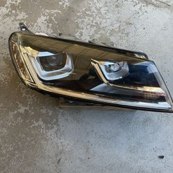 15-18 VW Touareg Passenger Side Headlight OEM