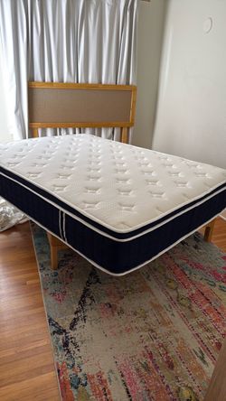 Full double mattress, 12” ,  2 years old- excellent condition Queen Size Hybrid Mattress full double Bed Mattresses Built in Pocketed Coils and Gel Me