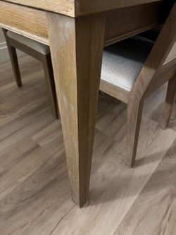 Light wood dining set ( anyone in need for the holidays) make and offer