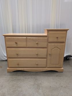 Natural Light Wood Four-Drawer Dresser with Cabinet Storage