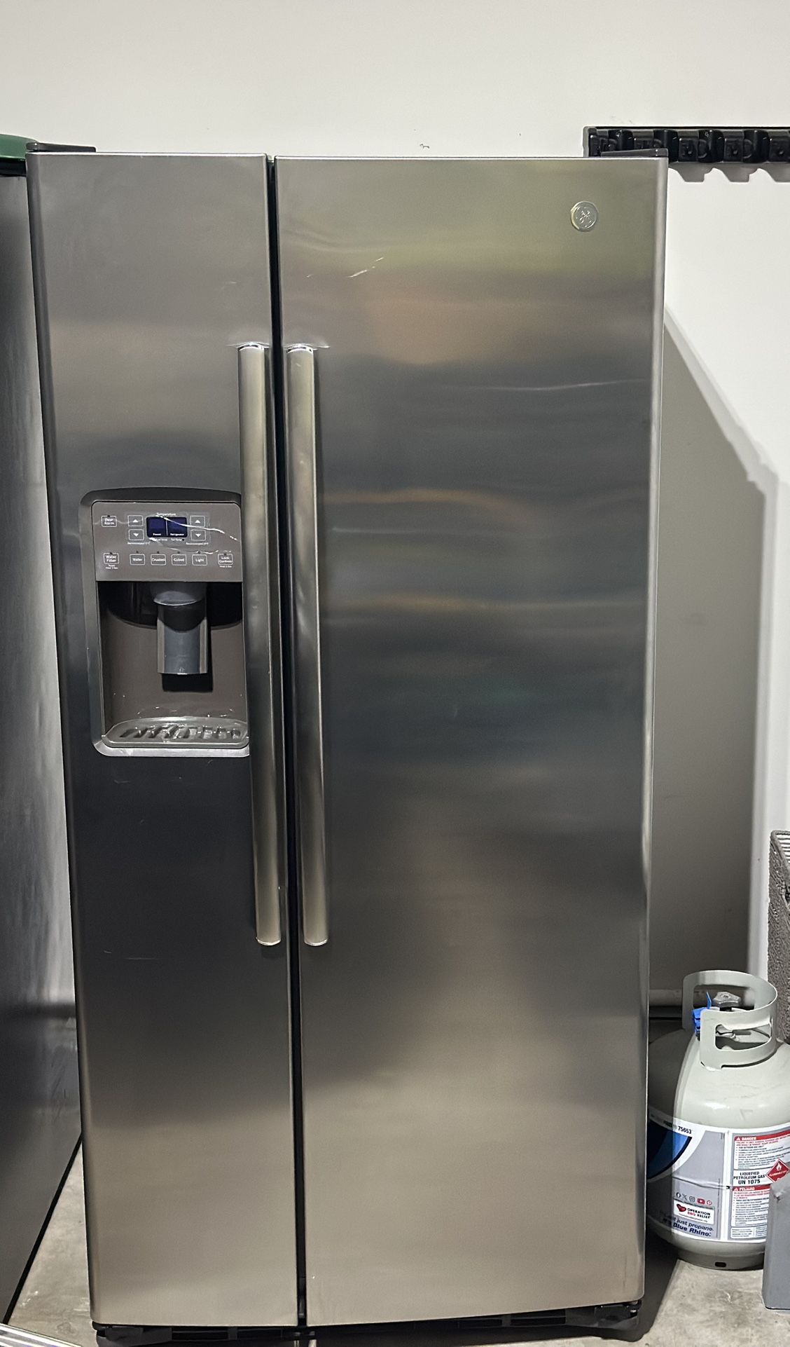 GE Fridge/Freezer. 500$