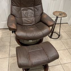 STRESSLESS RECLINER W SIDE MARBLE TABLE 