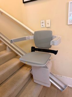 Bruno Elan SRE-3050 Electric Straight Stairlift 300 lb 142" Rail Remote Manual