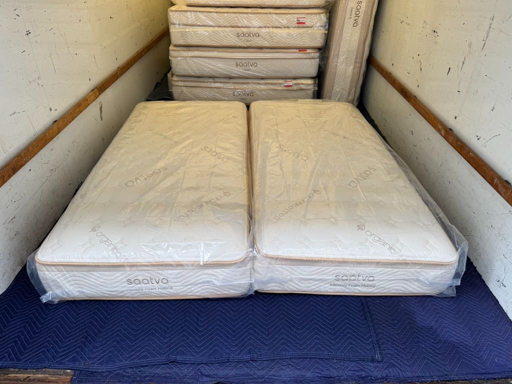 LIKE NEW! Saatva Memory Foam Hybrid Split King Mattress - Delivery Available 