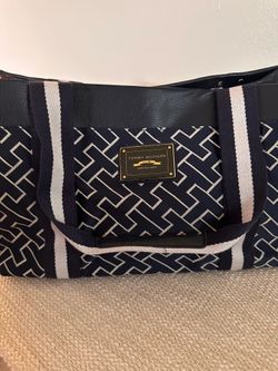 Navy blue and white handbag. TOMMY HILFIGER. Cartera azul marino y blanca.