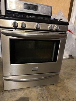 Frigidaire 30 in. 5 Burner Gas Range Stainless Steel
